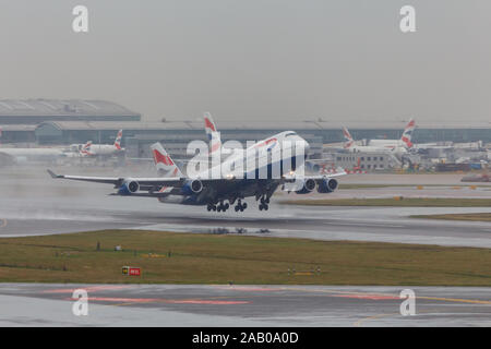 London, England - ca. 2019: British Airways Boeing 747 Weg vom Flughafen LHR Stockfoto