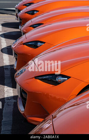 Linie von Orange Mazda Miata MX-5 ND Markus 4 30. Jahrestag Modell Stockfoto