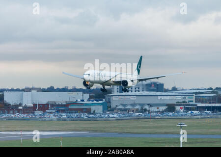 London, England - ca. 2019: Pakistan International Airlines Boeing 777-Flugzeuge AP-BID Landung am Flughafen London Heathrow Stockfoto