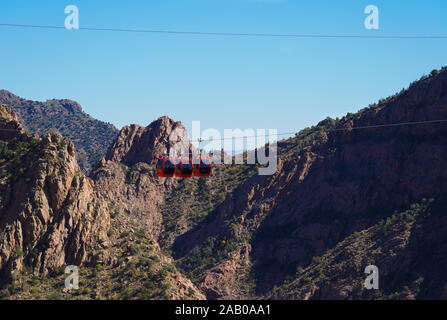 Eine Antenne Gondel fährt hoch über dem Boden des Canyons der Royal Gorge im südlichen Colorado Stockfoto