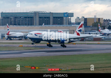 London, England - ca. 2019: British Airways Boeing 777 aircraft G-YMMO Landung am Flughafen London Heathrow Stockfoto