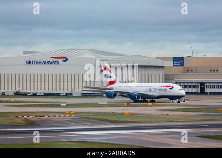 London, England - ca. 2019: British Airways Airbus A380 G-XLed-strahler am Flughafen London Heathrow Stockfoto