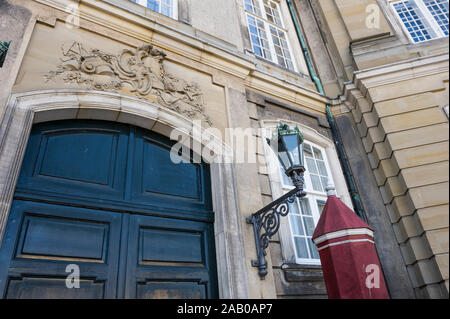 Eine Tür vom königlichen Palast Amalienborg in Kopenhagen, Dänemark. Stockfoto