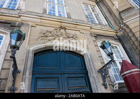 Eine Tür vom königlichen Palast Amalienborg in Kopenhagen, Dänemark. Stockfoto