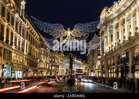LONDON, Großbritannien - 24. Nov. 2019: Regent Street in London während der Weihnachtsferien mit den Lichtern und Dekorationen. Man kann auf der Straße gesehen werden. Stockfoto