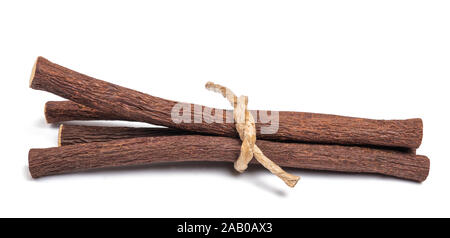 Süßholzwurzeln gebunden auf weißem Hintergrund Stockfoto