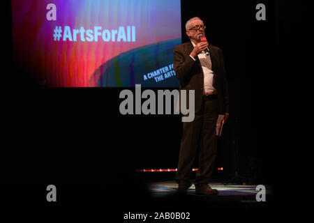 Labour-führer Jeremy Corbyn kündigt Künste seiner Partei "für alle" im Theatre Royal Stratford East London. Stockfoto