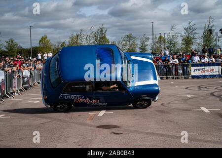 Stunt Car Austin Mini auf zwei Rädern Stockfoto