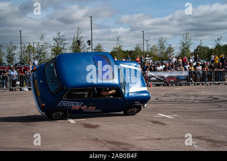 Stunt Car Austin Mini auf zwei Rädern Stockfoto