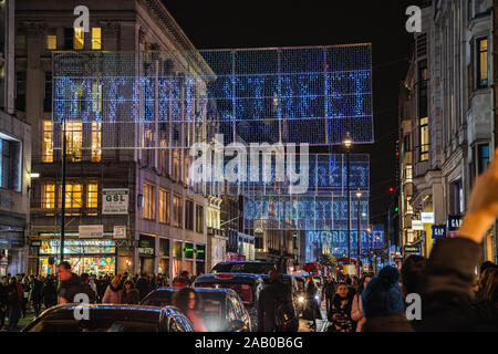 LONDON, Großbritannien - 24. Nov. 2019: Festliche Lichter auf der Oxford Street in London während der Weihnachtsfeiertage. Stockfoto