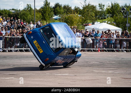 Stunt Car Austin Mini auf zwei Rädern Stockfoto