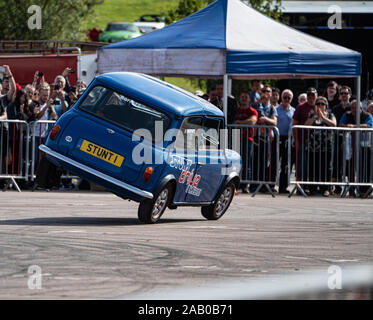 Stunt Car Austin Mini auf zwei Rädern Stockfoto