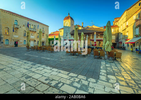 Schöne große gemütliche Street Cafe und Restaurant in der Altstadt von Trogir, Dalmatien, Kroatien, Europa. Eine atemberaubende Reise und Urlaub Stockfoto