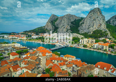 Erstaunlich mediterranen Stadtlandschaft mit Fluss Cetina und roten Dächern. Schöne Reise- und Rafting, Omis, Dalmatien, Kroatien, Europa Stockfoto