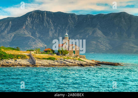 Atemberaubendes Leuchtturm an der Küste und die hohen Berge im Hintergrund, Sucuraj, Insel Hvar, Dalmatien, Kroatien, Europa Stockfoto