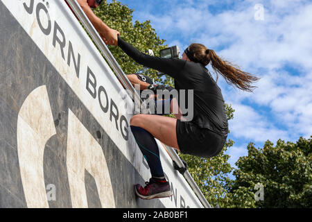 Obwohl Viking race Teilnehmer bis Klettern ein Hindernis in Helsinki, Finnland Stockfoto