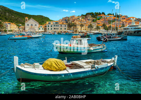 Fantastische mittelalterliche Mediterranean Resort mit beeindruckenden Hafen und spektakuläre Stadtbild. Luxus Yachten und Fischerboote in der Stadt Hvar Hafen, Hva Stockfoto