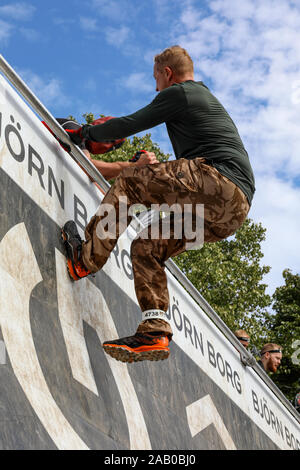 Haltbare Viking Hindernisparcours Rennen 2019 Teilnehmer erobern ein Hindernis in Helsinki, Finnland Stockfoto