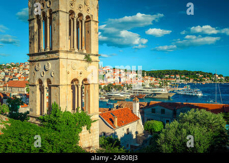 Malerische Ansicht mit alten Kirchturm und tollen mediterranen Stadtlandschaft, Stadt Hvar, Insel Hvar, Dalmatien, Kroatien, Europa Stockfoto