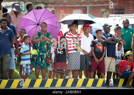 Mitglieder der öffentlichkeit sehen Sie sich die Wagenkolonne in Honiara, am zweiten Tag der Prinz von Wales königlicher Besuch auf den Salomonen. PA-Foto. Bild Datum: Sonntag, November 24, 2019. Siehe PA Geschichte royals Charles. Photo Credit: Victoria Jones/PA-Kabel Stockfoto