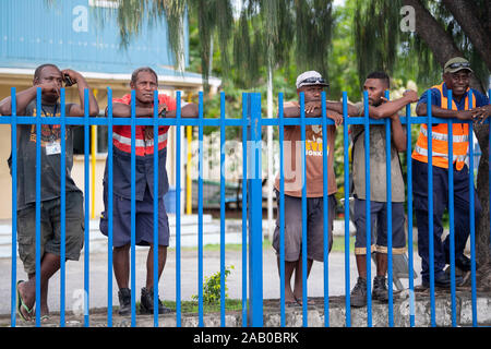 Mitglieder der öffentlichkeit sehen Sie sich die Wagenkolonne in Honiara, am zweiten Tag der Prinz von Wales königlicher Besuch auf den Salomonen. PA-Foto. Bild Datum: Sonntag, November 24, 2019. Siehe PA Geschichte royals Charles. Photo Credit: Victoria Jones/PA-Kabel Stockfoto