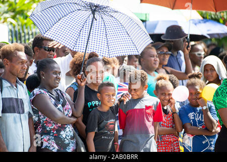 Mitglieder der öffentlichkeit sehen Sie sich die Wagenkolonne in Honiara, am zweiten Tag der Prinz von Wales königlicher Besuch auf den Salomonen. PA-Foto. Bild Datum: Sonntag, November 24, 2019. Siehe PA Geschichte royals Charles. Photo Credit: Victoria Jones/PA-Kabel Stockfoto