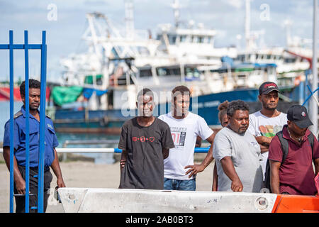 Mitglieder der öffentlichkeit sehen Sie sich die Wagenkolonne in Honiara, am zweiten Tag der Prinz von Wales königlicher Besuch auf den Salomonen. PA-Foto. Bild Datum: Sonntag, November 24, 2019. Siehe PA Geschichte royals Charles. Photo Credit: Victoria Jones/PA-Kabel Stockfoto