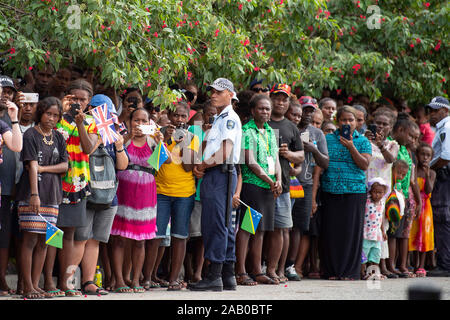 Mitglieder der öffentlichkeit sehen Sie sich die Wagenkolonne in Honiara, am zweiten Tag der Prinz von Wales königlicher Besuch auf den Salomonen. PA-Foto. Bild Datum: Sonntag, November 24, 2019. Siehe PA Geschichte royals Charles. Photo Credit: Victoria Jones/PA-Kabel Stockfoto