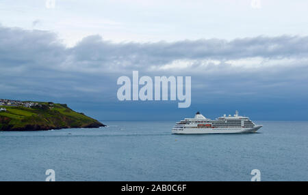 Das kreuzfahrtschiff Silver Whisper Blätter Fowey Harbour für Irland gebunden. Fowey hat viele prominente Bewohner und teure Eigenschaften. Stockfoto