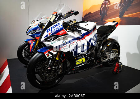 BMW S1000RR von Christian Iddon für Tyco BMW in der Bennetts British Superbike Meisterschaft mit Peter Hickmans Smiths BMW hinter Stockfoto