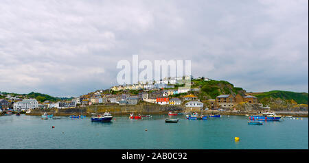 Mevagissey Fischereihafen und Hafen in der englischen Grafschaft Cornwall. Schöne Häuser und Geschäfte sowie ein Leuchtturm im Sommer viele Besucher bringen. Stockfoto