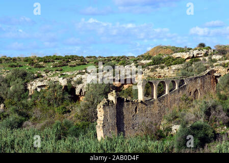 Typische Landschaft auf Sizilien mit Verfallenen im Vordergrund zwischen wilder Vegetation Ruine Stockfoto