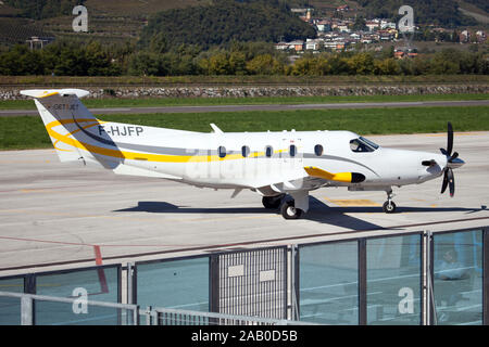 Trento, Italien. 11 Okt, 2019. Eine Pilatus PC-12 bei Trient Flugplatz geparkt. Credit: Fabrizio Gandolfo/SOPA Images/ZUMA Draht/Alamy leben Nachrichten Stockfoto