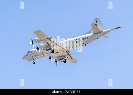 Okt 11, 2019 Sunnyvale/CA/USA - Nahaufnahme von US Navy Lockheed P-3C Orion Flugzeug mitten im Flug, Vorbereitung auf Moffett Airfield in South San zu landen Stockfoto