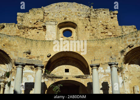Ruine der ehemaligen Kirche Sant Ignazio, Mazara del Vallo, Sizilien, Italien, mit Säulen und Wand vor blauem Himmel ohne Dach oder Decke Stockfoto
