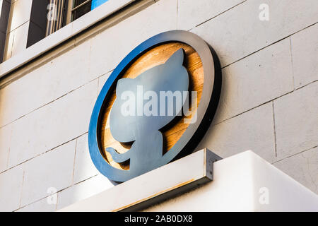November 17, 2019 San Francisco/CA/USA - GitHub Symbol, Octocat, am Unternehmenssitz in San Francisco; GitHub, einer Tochterfirma von Microsoft, bietet Hosting fo Stockfoto