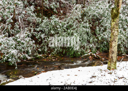 Horizontale Schuß eines Snowy Mountain Creek. Stockfoto