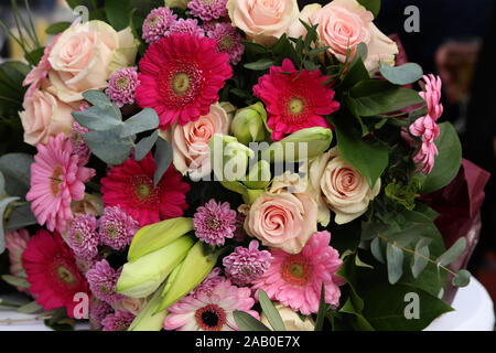 Einen schönen Blumenstrauß, verschiedene Blumen liegt auf dem Tisch Stockfoto
