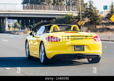 Nov 2, 2019 Redwood City/CA/USA - Porsche Boxster fahren auf der Autobahn Stockfoto