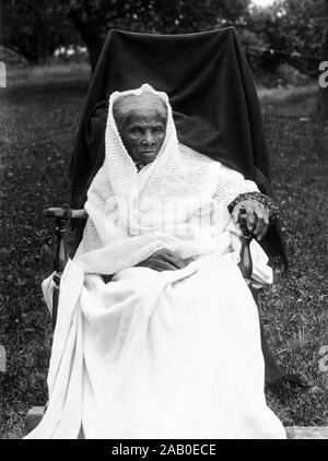 Jahrgang Porträt Foto von Harriet Tubman (c 1820 - 1913). In Sklaverei geboren, Tubman (Geburtsname Araminta Ross) entwischt und später geführten anderen Sklaven in die Freiheit über die U-Bahn vor der Arbeit als Krankenschwester, Spion und Scout für die Unionsarmee während des Amerikanischen Bürgerkriegs. Im späteren Leben Sie engagiert in humanitären Arbeit und gefördert, um die Ursache für das Frauenwahlrecht. Foto ca. 1911, wahrscheinlich an der Tubman in Auburn, New York. Stockfoto