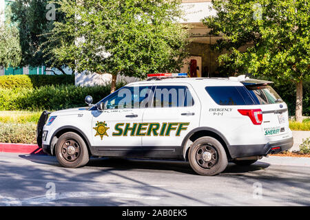 Nov 3, 2019 Cupertino/CA/USA - Santa Clara County Sheriff Polizei Auto auf Apple Infinity Loop Campus, Silicon Valley geparkt Stockfoto