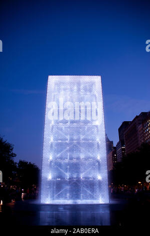 Crown Fountain im Millenium Park, Chicago, Illinois. Durch die katalanische Künstler Jaume Plensa entworfen und von krueck und Sexton Architekten ausgeführt Stockfoto