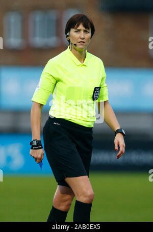 Portsmouth, England - 24. NOVEMBER: Schiedsrichter Elizabeth Simms während Super von Barclays Frauen League Spiel zwischen Arsenal und Liverpool Frauen Frauen an Mich Stockfoto