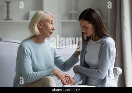 60 s Mama beruhigende grownup Tochter Unterstützung, Pflege Stockfoto