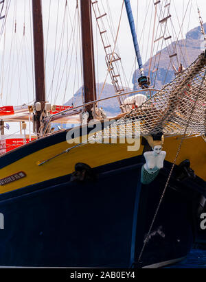 Ormos Korfou, Griechenland - 16. Juli 2019: Die Galionsfigur am Bug eines touristischen Ausflugs Boot, das am Ormos Korfou Stockfoto