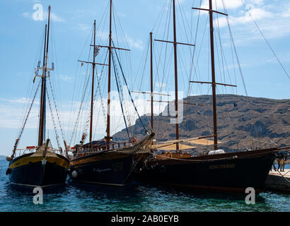 Ormos Korfou, Griechenland - 16 Juli 2019: Drei touristische Ausflugsboote gefesselt in das Dock von Ormos Korfou Stockfoto