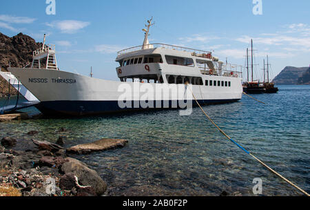 Ormos Korfou, Griechenland - 16 Juli 2019: Verkehr Fähre Nissos Thirassia gefesselt in das Dock von Ormos Korfou Stockfoto