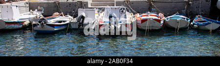 Ormos Korfou, Griechenland - 16 Juli 2019: eine Linie von Ruderbooten und Schnellbooten gefesselt in das Dock Stockfoto