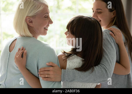 Rückansicht Mutter und Großmutter, die kleine Enkelin im Innenbereich Stockfoto