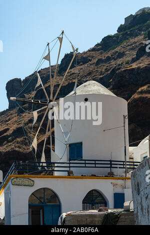 Ormos Korfou, Griechenland - 16 Juli 2019: eine Windmühle und Cafe an der Küste von Ormos Korfou Stockfoto